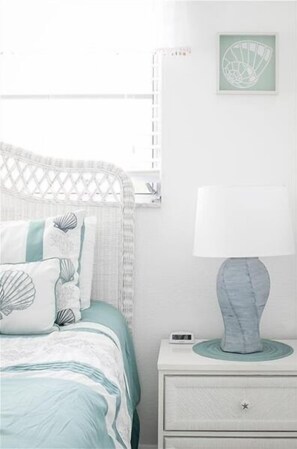 Room - Heather's Hideaway - Sunset Beach Cottage (Treasure Island)