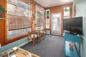 Interior - Heather's Hideaway - Sunset Beach Cottage (Treasure Island)