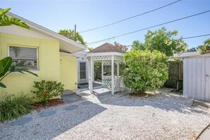 Terrace/patio - Heather's Hideaway - Cute Beach Cottage (Treasure Island)