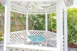 Outdoor dining - Heather's Hideaway - Sunset Beach Cottage (Treasure Island)