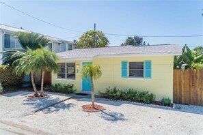 Exterior - Heather's Hideaway - Cute Beach Cottage (Treasure Island)