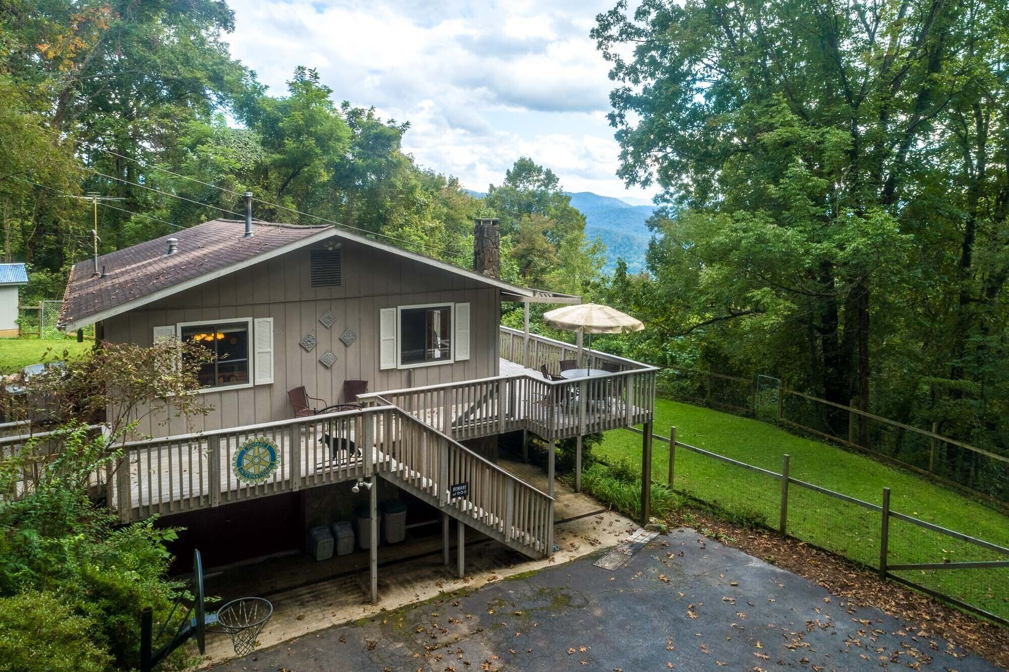 Above the Clouds - A spacious pet friendly home nestled in the heart of the Smoky Mountains