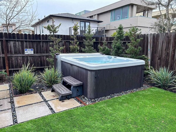 Outdoor spa tub - Hot Tub - Just Steps to the Beach - Sleeps 12! (Oceano)