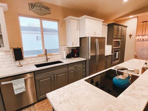 Hot Tub - Just Steps to the Beach - Sleeps 12!