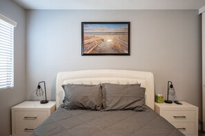 4 slaapkamers, een bureau, een strijkplank/strijkijzer, reisbedje