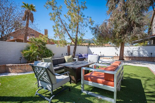 Luxury by the strip 5 star home close to LVB and airport. Great family home.