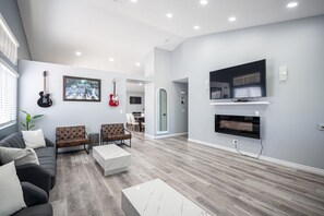 TV connectée, cheminée, Netflix, Hulu