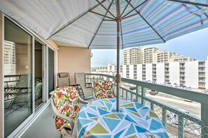 Outdoor dining - Private Beach! Oceanfront Wildwood Crest Retreat (Wildwood Crest)