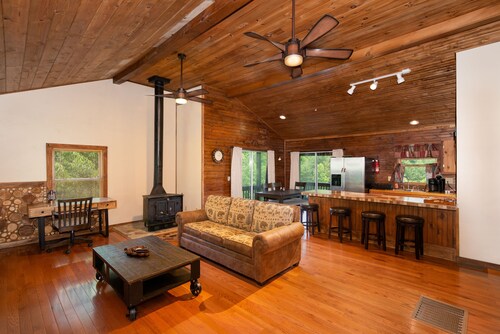 Cabin near Blue Ridge parkway and Lake Junaluska