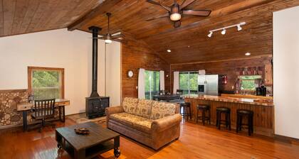 Cabin near Blue Ridge parkway and Lake Junaluska