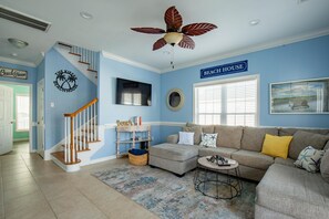 Smart TV, libros y oficina 