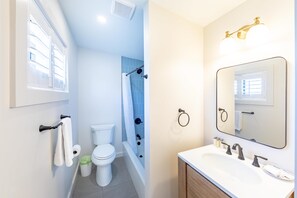 Shower, hair dryer, towels - The Palmetto Inn - Pinfish - Queen Studio (Boca Grande)