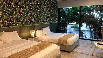 Comfort-Zimmer, 2 Doppelbetten, Stadtblick | Hochwertige Bettwaren, individuell dekoriert, individuell eingerichtet