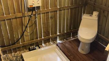 Regadera, secadora de cabello, toallas, jabón