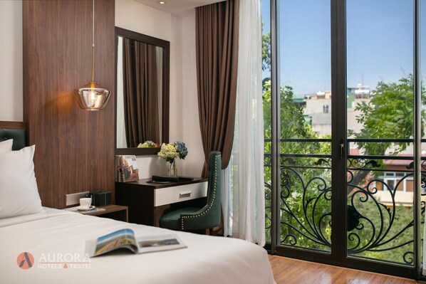 Minibar, in-room safe, desk, laptop workspace - Bendecir Hotel (Hanoi)