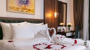 Minibar, in-room safe, desk, laptop workspace - Bendecir Hotel (Hanoi)