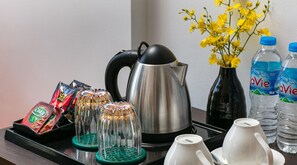 Mini-fridge, electric kettle, paper towels - Bendecir Hotel (Hanoi)