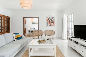 Een televisie en een open haard