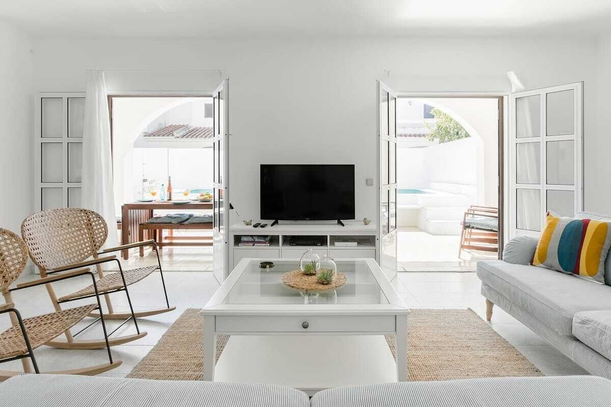 Una televisión, una chimenea