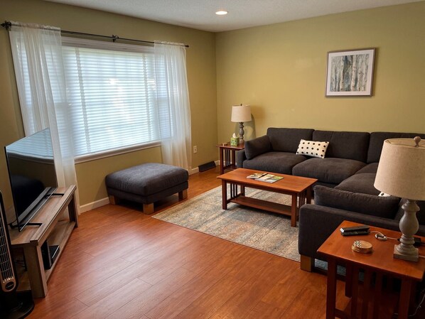 Smart TV, books, offices - The Manchester Center of it all! (Manchester Center)