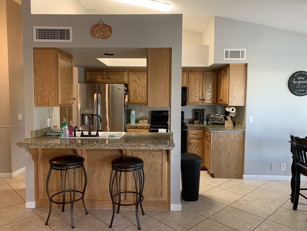 Refrigerador, microondas, horno y parrilla de estufa 