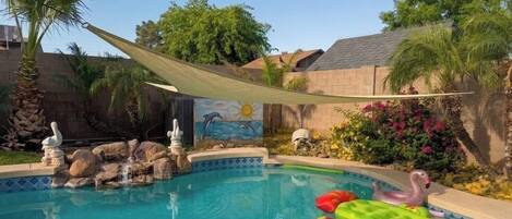 Alberca al aire libre y alberca climatizada