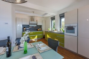 Villa | Cuisine privée | Réfrigérateur, micro-ondes, four, plaque de cuisson