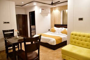 Superior Studio Suite | Egyptian cotton sheets, premium bedding, individually decorated - Hotel Grand Lotus Inn (Jaipur)