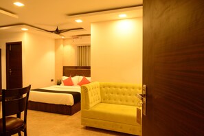 Luxury Double Room | Egyptian cotton sheets, premium bedding, individually decorated - Hotel Grand Lotus Inn (Jaipur)