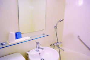 Combined shower/tub, free toiletries, hair dryer, towels