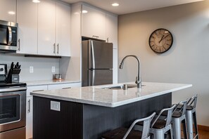 冰箱、微波炉、烤箱、炉灶