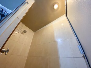 Serviettes fournies, savon, papier toilette