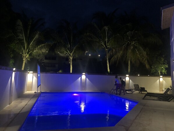 Inomhuspool och utomhuspool