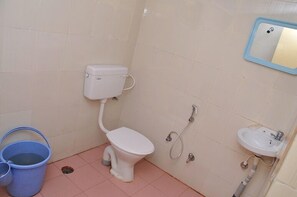 Shower, free toiletries, towels - Panther Jungle Stay (Haliyal)