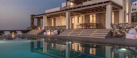 Piscine à débordement