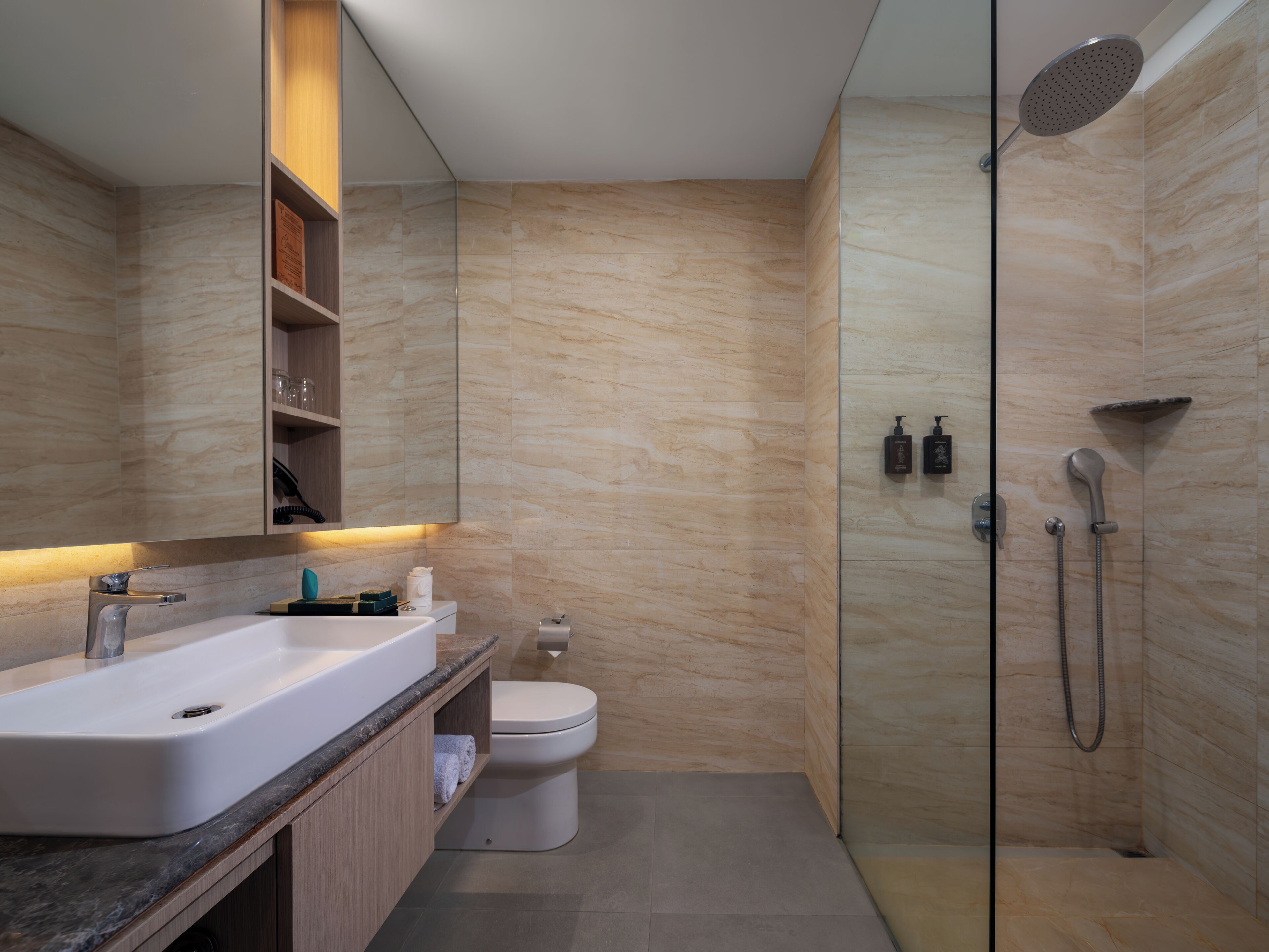 Un baño moderno con lavamanos amplio, inodoro y zona de ducha.