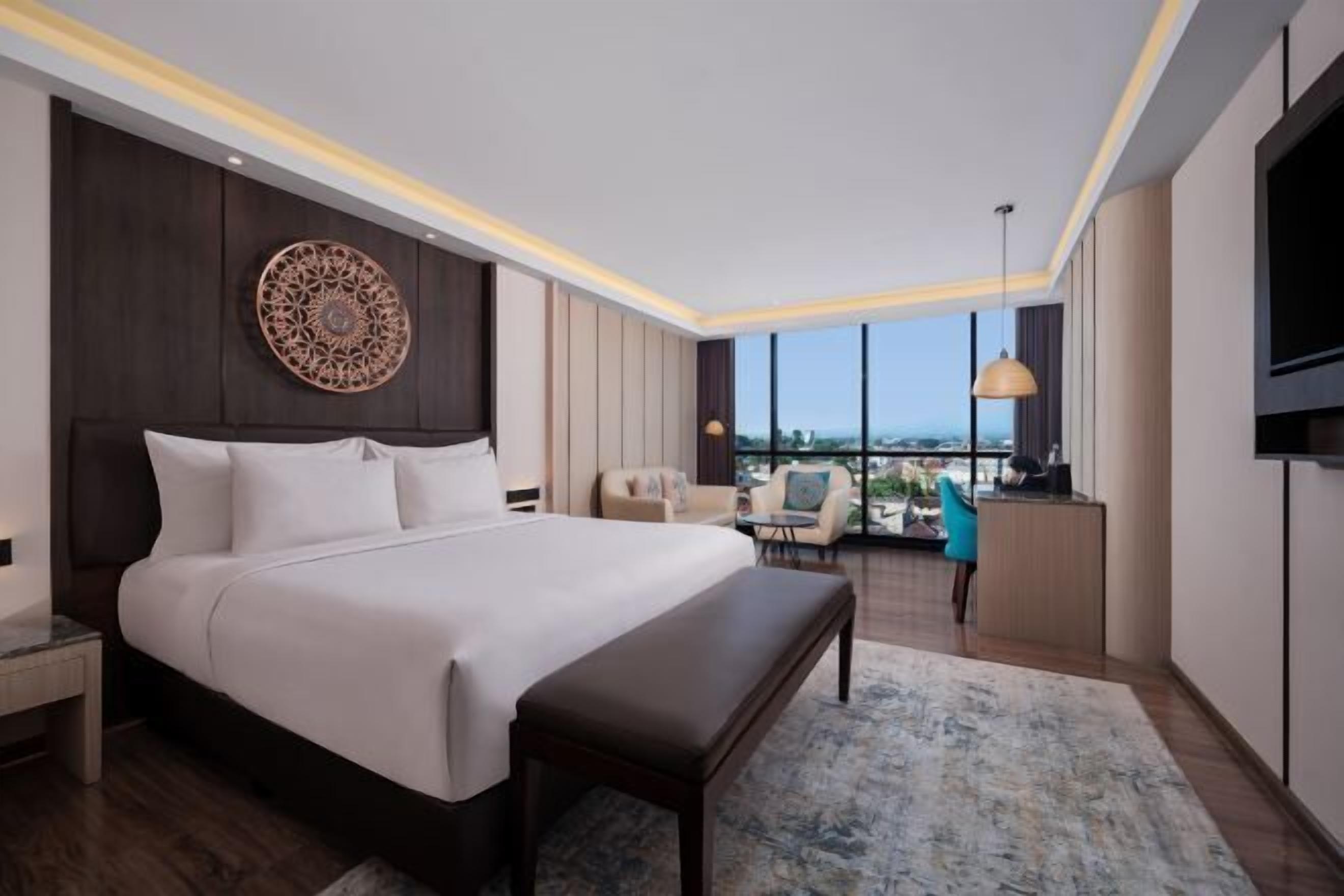 Desk, laptop workspace, soundproofing, free WiFi