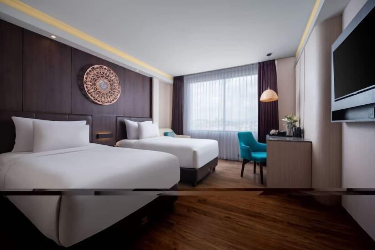 Desk, laptop workspace, soundproofing, free WiFi