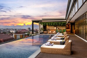 Hồ bơi ngoài trời, ghế dài tắm nắng 