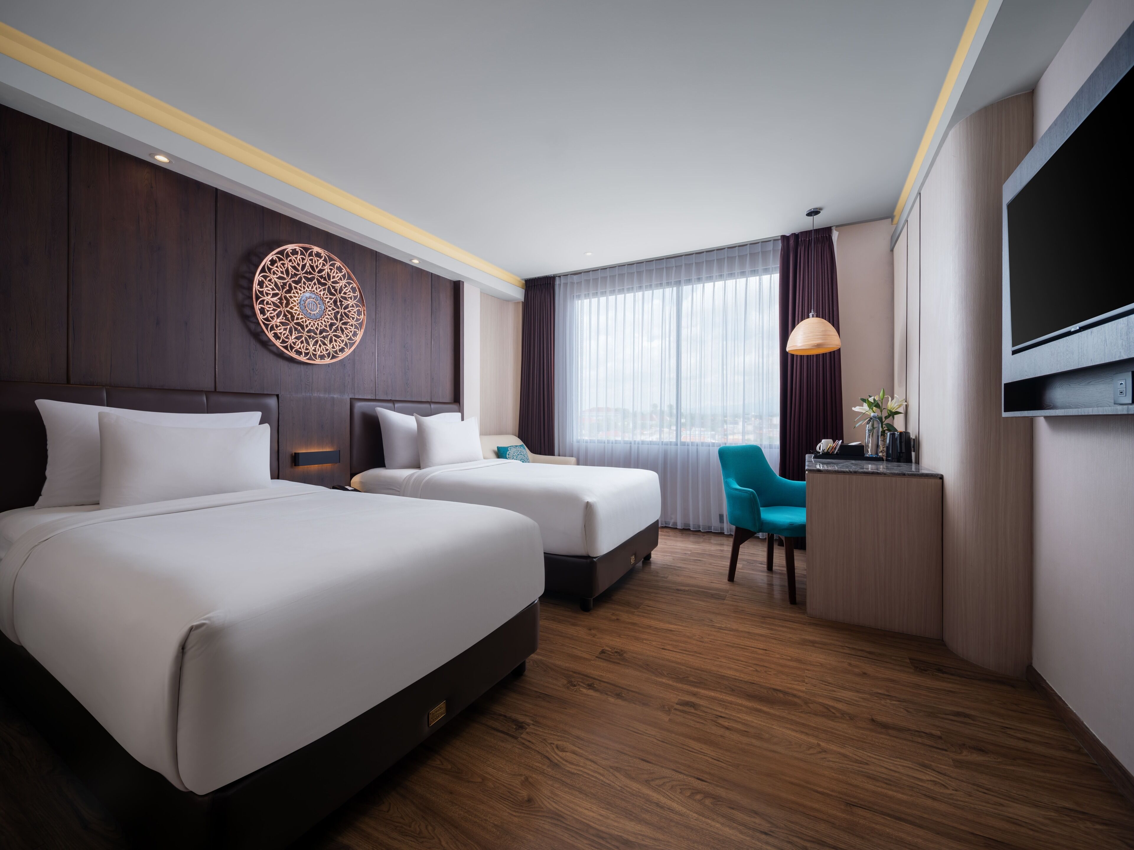 Desk, laptop workspace, soundproofing, free WiFi