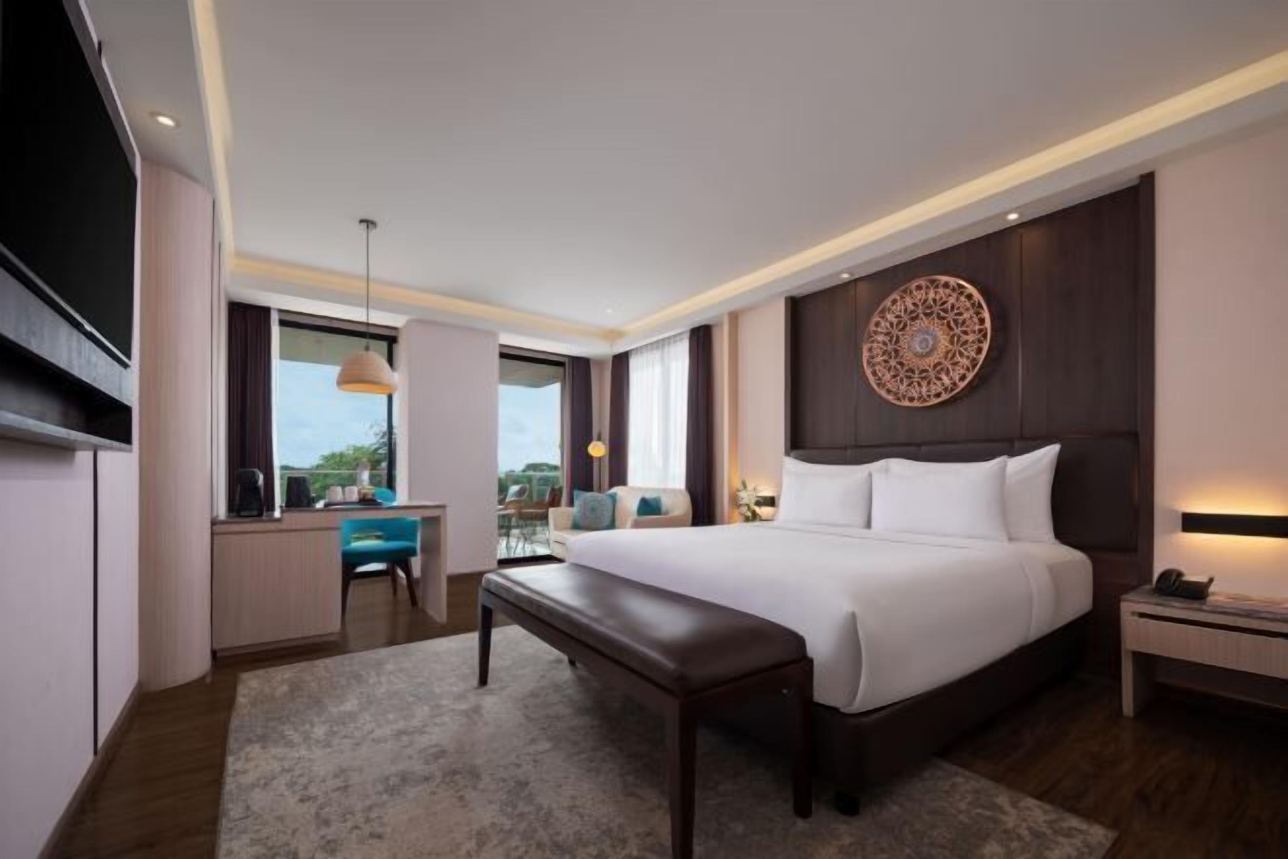 Desk, laptop workspace, soundproofing, free WiFi