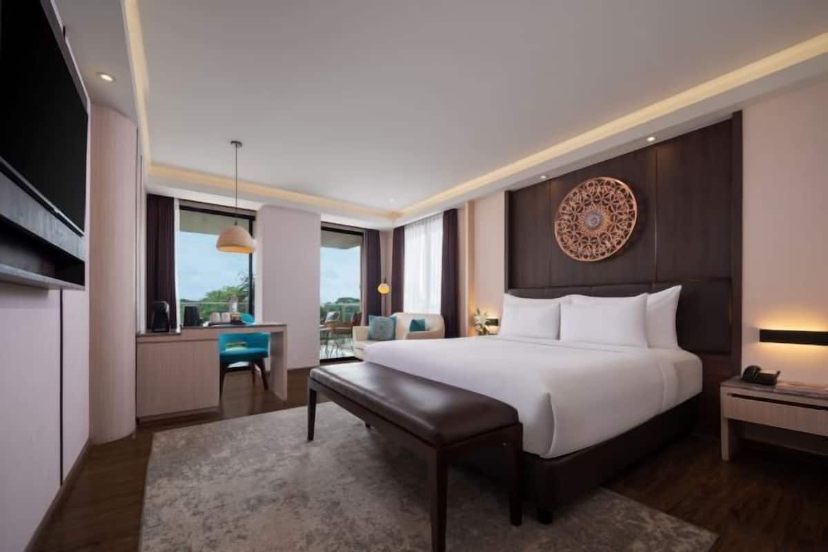 Desk, laptop workspace, soundproofing, free WiFi