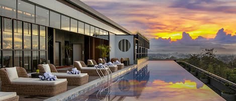 Outdoor pool, sun loungers