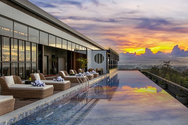 Piscina all'aperto, lettini