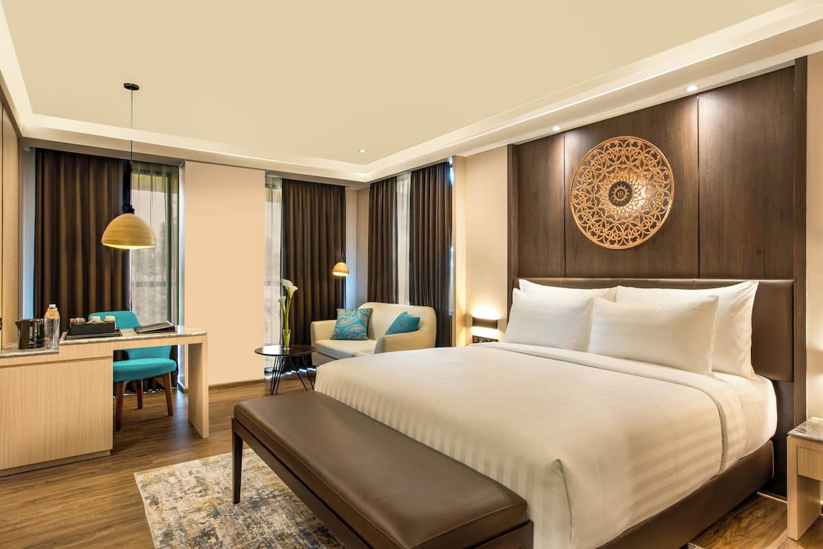 Premier Balcony | Desk, laptop workspace, soundproofing, free WiFi
