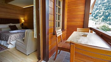 Deluxe Suite | Minibar, in-room safe, laptop workspace, blackout drapes