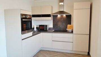 Kühlschrank, Mikrowelle, Ofen, Geschirrspüler