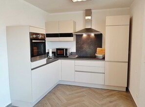 Kühlschrank, Mikrowelle, Ofen, Geschirrspüler