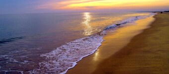 Vitamin Sea- Contemporary Beach Villa with heated pool