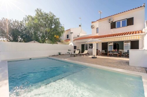 Vitamin Sea- Contemporary Beach Villa with heated pool